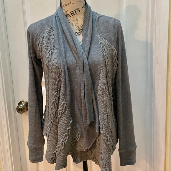 Buckle BKE layered gray fly away cable knot sweater - Picture 3 of 5